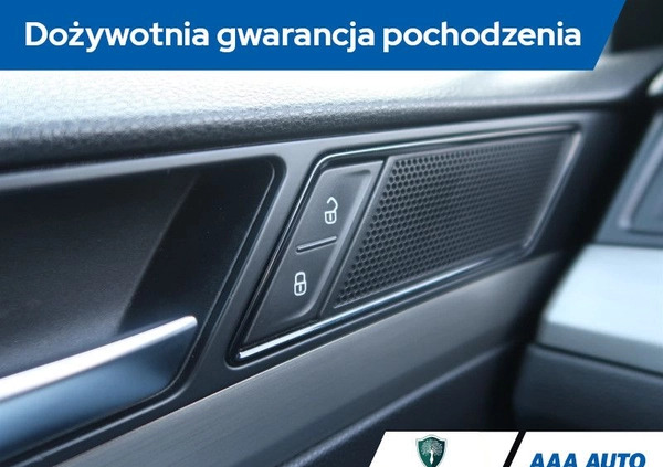 Volkswagen Passat cena 45000 przebieg: 228492, rok produkcji 2015 z Chełmża małe 254